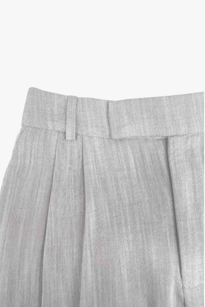 Pantalón de fit wide leg, cintura alta con pretina elástica posterior y trabillas, pinzas frontales, bolsillos delanteros, vivo decorativo posterior, detalle de raya frontal y posterior. Cierre frontal con broche y cremallera ocultos.