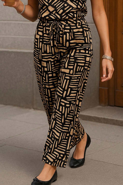 Pantalón estampado de fit fluido, bolsillos delanteros, cintura media con pretina elástica y jareta frontal ajustable.