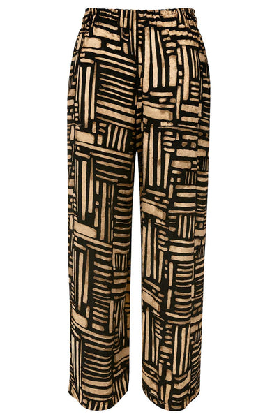 Pantalón estampado de fit fluido, bolsillos delanteros, cintura media con pretina elástica y jareta frontal ajustable.