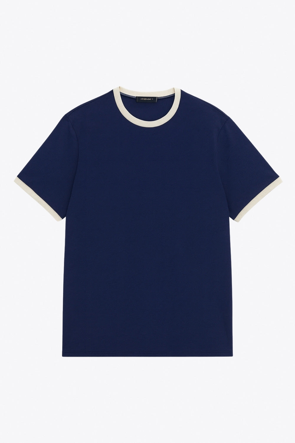 Camiseta básica de fit recto, cuello redondo y manga corta con detalle de contraste en bordes.