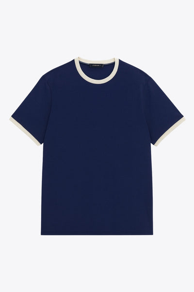 Camiseta básica de fit recto, cuello redondo y manga corta con detalle de contraste en bordes.