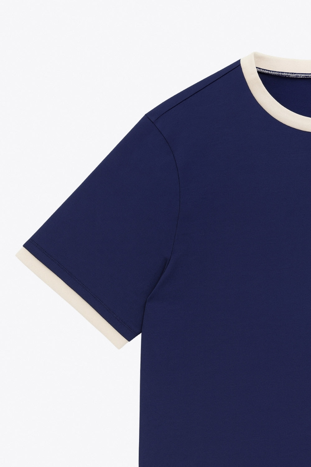 Camiseta básica de fit recto, cuello redondo y manga corta con detalle de contraste en bordes.