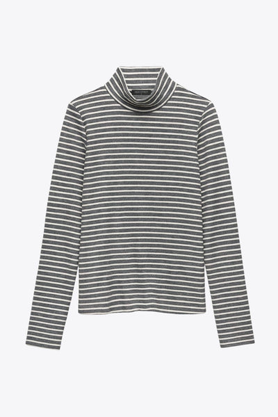 Top de estampado rayas, fit recto, cuello alto y manga larga.
