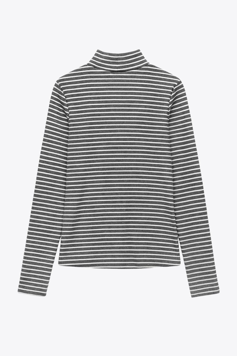 Top de estampado rayas, fit recto, cuello alto y manga larga.