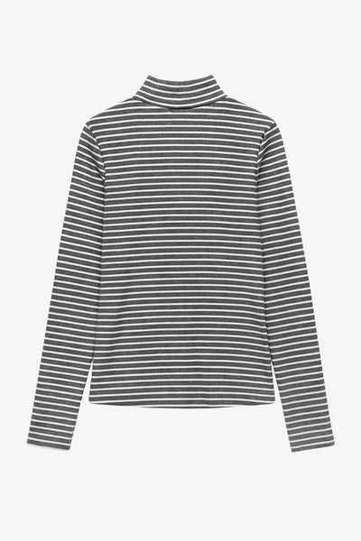 Top de estampado rayas, fit recto, cuello alto y manga larga.