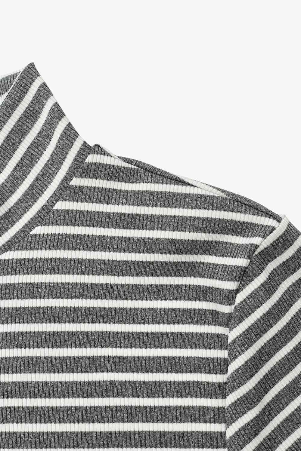 Top de estampado rayas, fit recto, cuello alto y manga larga.