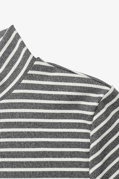 Top de estampado rayas, fit recto, cuello alto y manga larga.