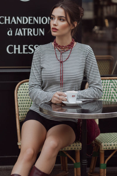 Camiseta de estampado rayas, fit recto, cuello redondo y manga larga con puño amplio .