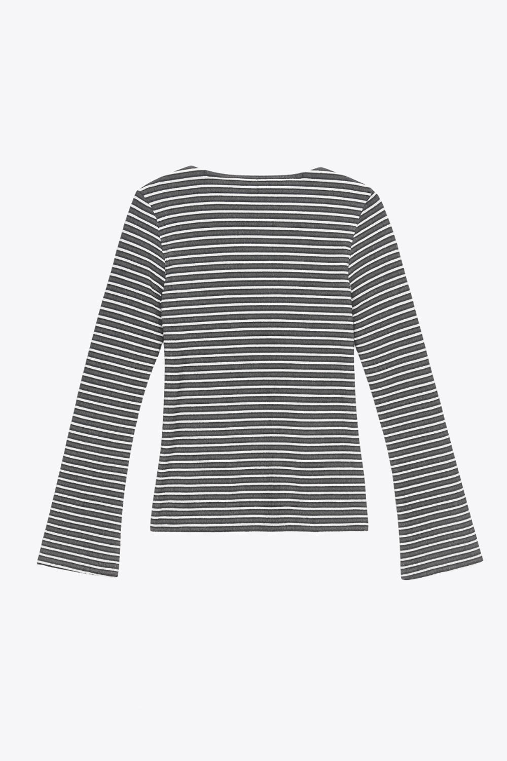 Camiseta de estampado rayas, fit recto, cuello redondo y manga larga con puño amplio .