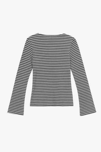 Camiseta de estampado rayas, fit recto, cuello redondo y manga larga con puño amplio .