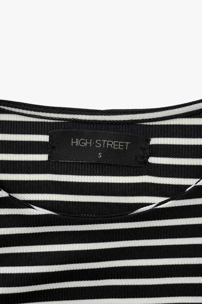 Camiseta de estampado rayas, fit recto, cuello redondo y manga larga con puño amplio .