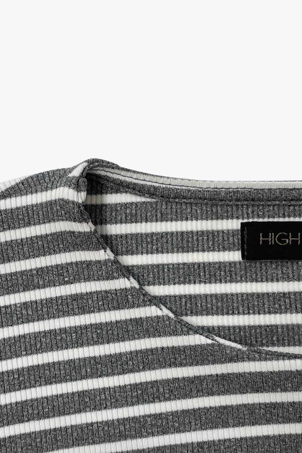 Camiseta de estampado rayas, fit recto, cuello redondo y manga larga con puño amplio .