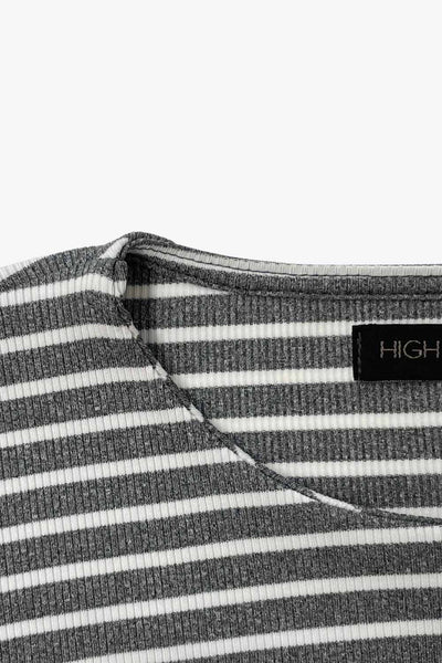 Camiseta de estampado rayas, fit recto, cuello redondo y manga larga con puño amplio .