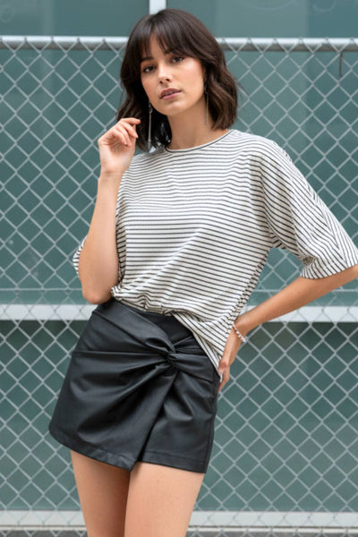 Camiseta básica de estampado rayas, fit oversized, cuello redondo y manga corta seguida. Detalle de costura posterior.