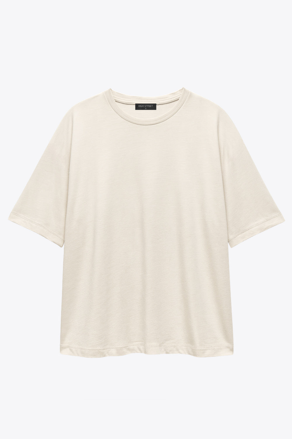 Camiseta básica de fit oversized, cuello redondo y manga corta seguida.