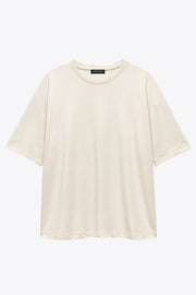 Camiseta básica de fit oversized, cuello redondo y manga corta seguida.