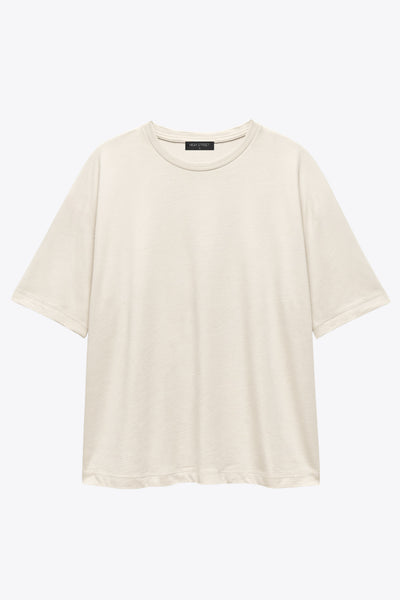 Camiseta básica de fit oversized, cuello redondo y manga corta seguida.