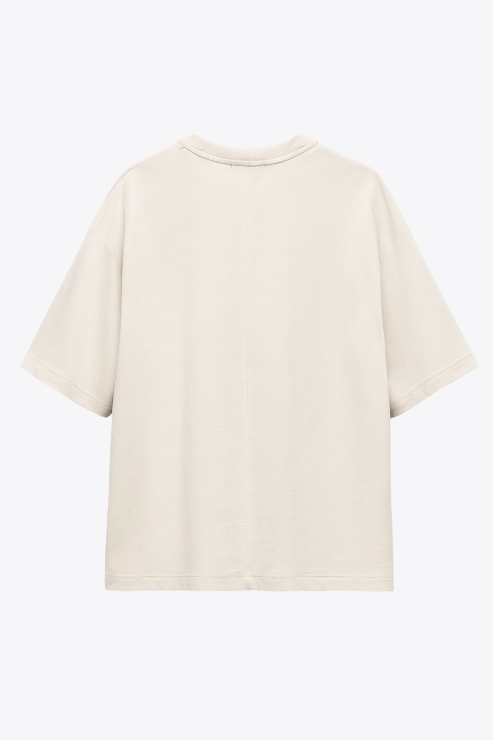 Camiseta básica de fit oversized, cuello redondo y manga corta seguida.