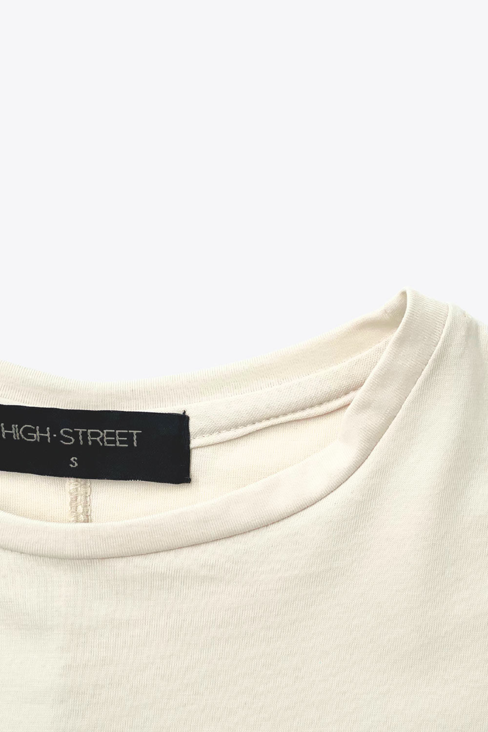 Camiseta básica de fit oversized, cuello redondo y manga corta seguida.