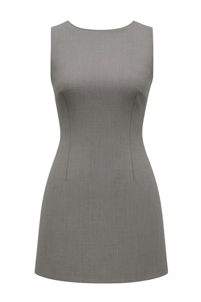 Playsuit de fit ajustado, cuello barco, sin mangas, pinzas frontales, lazo amarrable posterior y cierre con cremallera oculta.