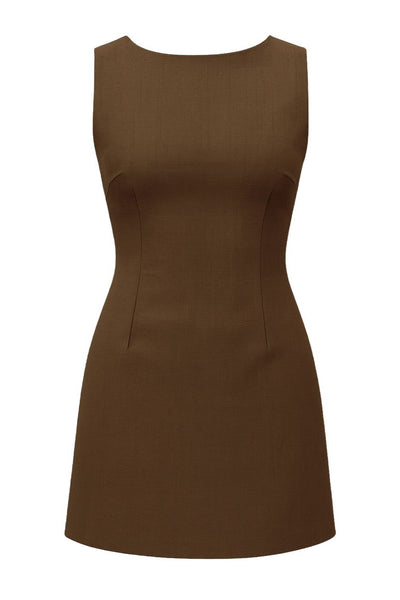 Playsuit de fit ajustado, cuello barco, sin mangas, pinzas frontales, lazo amarrable posterior y cierre con cremallera oculta.