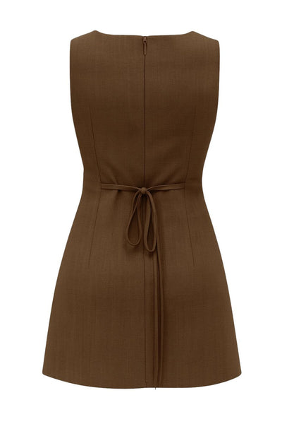 Playsuit de fit ajustado, cuello barco, sin mangas, pinzas frontales, lazo amarrable posterior y cierre con cremallera oculta.