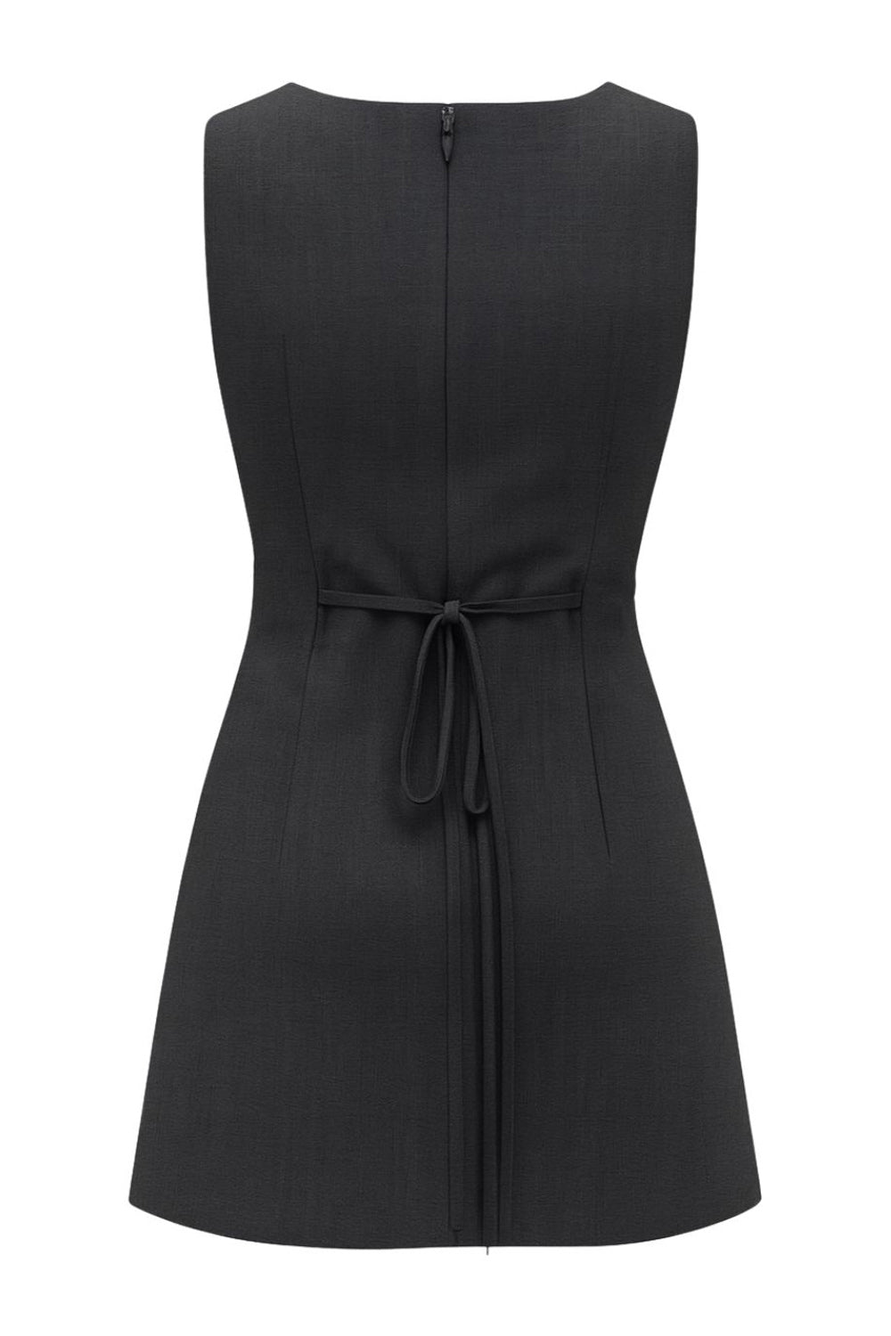 Playsuit de fit ajustado, cuello barco, sin mangas, pinzas frontales, lazo amarrable posterior y cierre con cremallera oculta.