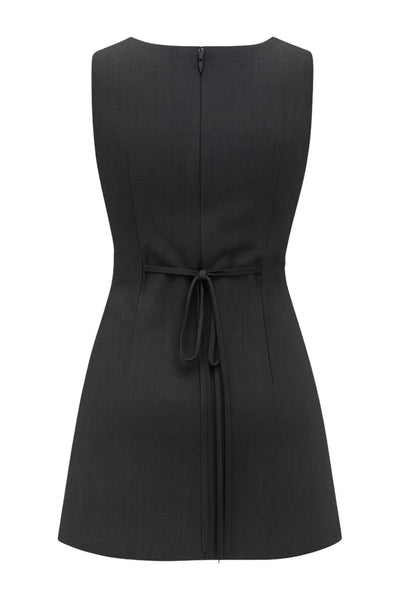 Playsuit de fit ajustado, cuello barco, sin mangas, pinzas frontales, lazo amarrable posterior y cierre con cremallera oculta.