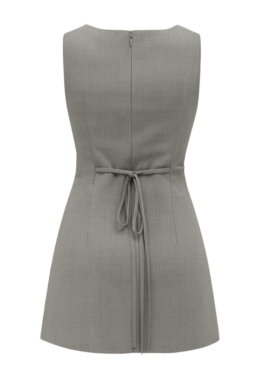 Playsuit de fit ajustado, cuello barco, sin mangas, pinzas frontales, lazo amarrable posterior y cierre con cremallera oculta.