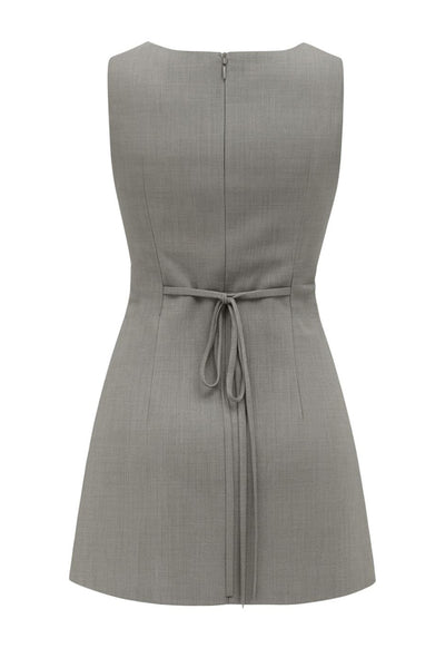 Playsuit de fit ajustado, cuello barco, sin mangas, pinzas frontales, lazo amarrable posterior y cierre con cremallera oculta.