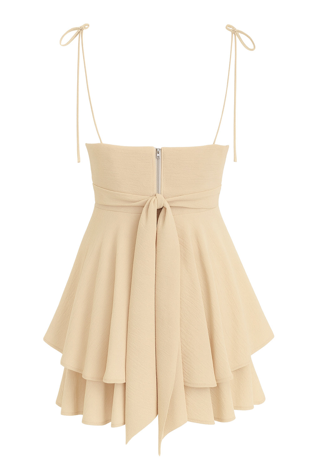 Playsuit de tirantes delgados con nudo amarrable, escote v con detalles plisados y lazo decorativo frontal, pretina cruzada frontal con lazo amarrable posterior y capas de olanes en bajo. Cierre posterior con cremallera visible en contraste.