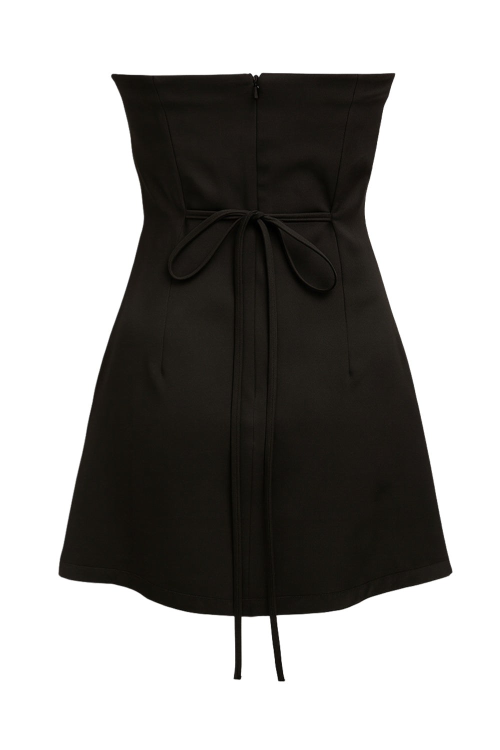 Playsuit strapless de fit ajustado, escote recto, corte en a, pinzas frontales, lazo amarrable posterior y cierre con cremallera oculta.