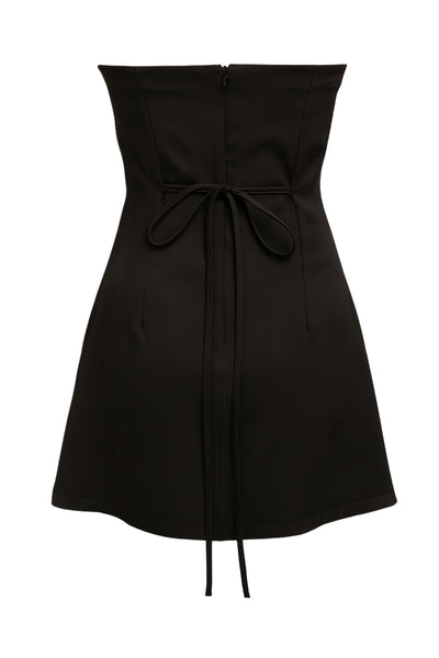 Playsuit strapless de fit ajustado, escote recto, corte en a, pinzas frontales, lazo amarrable posterior y cierre con cremallera oculta.