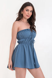 Playsuit strapless de escote recto con plisados y jareta frontal ajustable, cut outs con plisados y lazo amarrable, rib elástico en cintura y olanes en bajo.