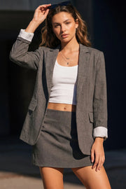 Blazer abierto de fit slim, manga 3/4 con doblez de contraste en puños, con solapa, hombreras y bolsillos frontales con cartera.