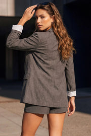 Blazer abierto de fit slim, manga 3/4 con doblez de contraste en puños, con solapa, hombreras y bolsillos frontales con cartera.