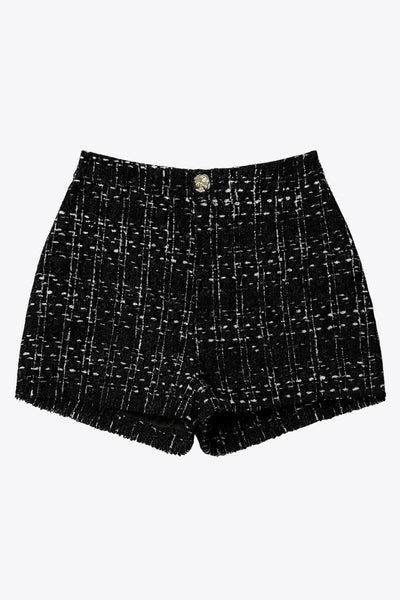 Short corto de bouclé, fit ajustado, cintura alta con pretina, cierre frontal con cremallera oculta y botón en contraste.