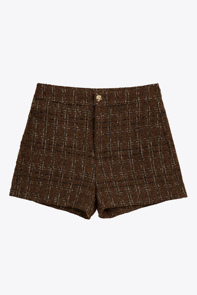 Short corto de bouclé, fit ajustado, cintura alta con pretina, cierre frontal con cremallera oculta y botón en contraste.