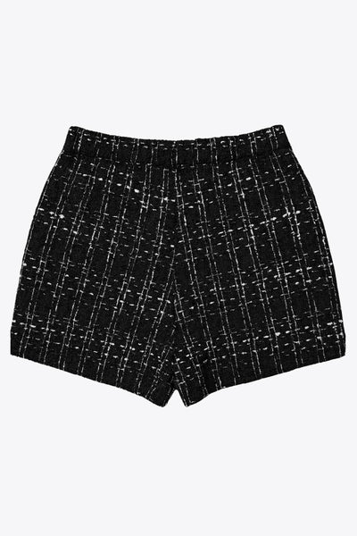 Short corto de bouclé, fit ajustado, cintura alta con pretina, cierre frontal con cremallera oculta y botón en contraste.