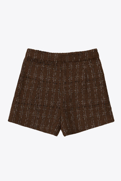 Short corto de bouclé, fit ajustado, cintura alta con pretina, cierre frontal con cremallera oculta y botón en contraste.