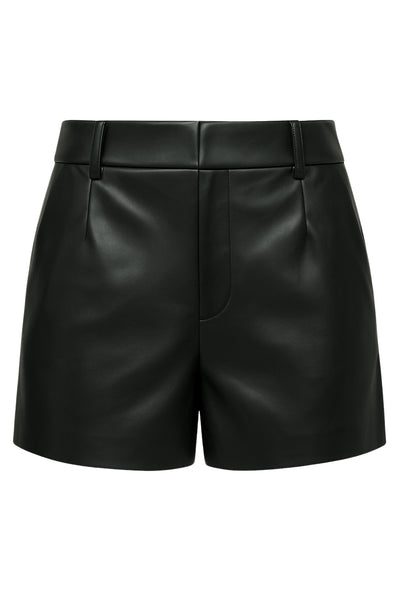 Short corto de efecto piel, fit recto, cintura alta con pretina y trabillas, pinzas frontales, bolsillos delanteros y vivos decorativos posteriores. Cierre frontal con broche y cremallera ocultos.