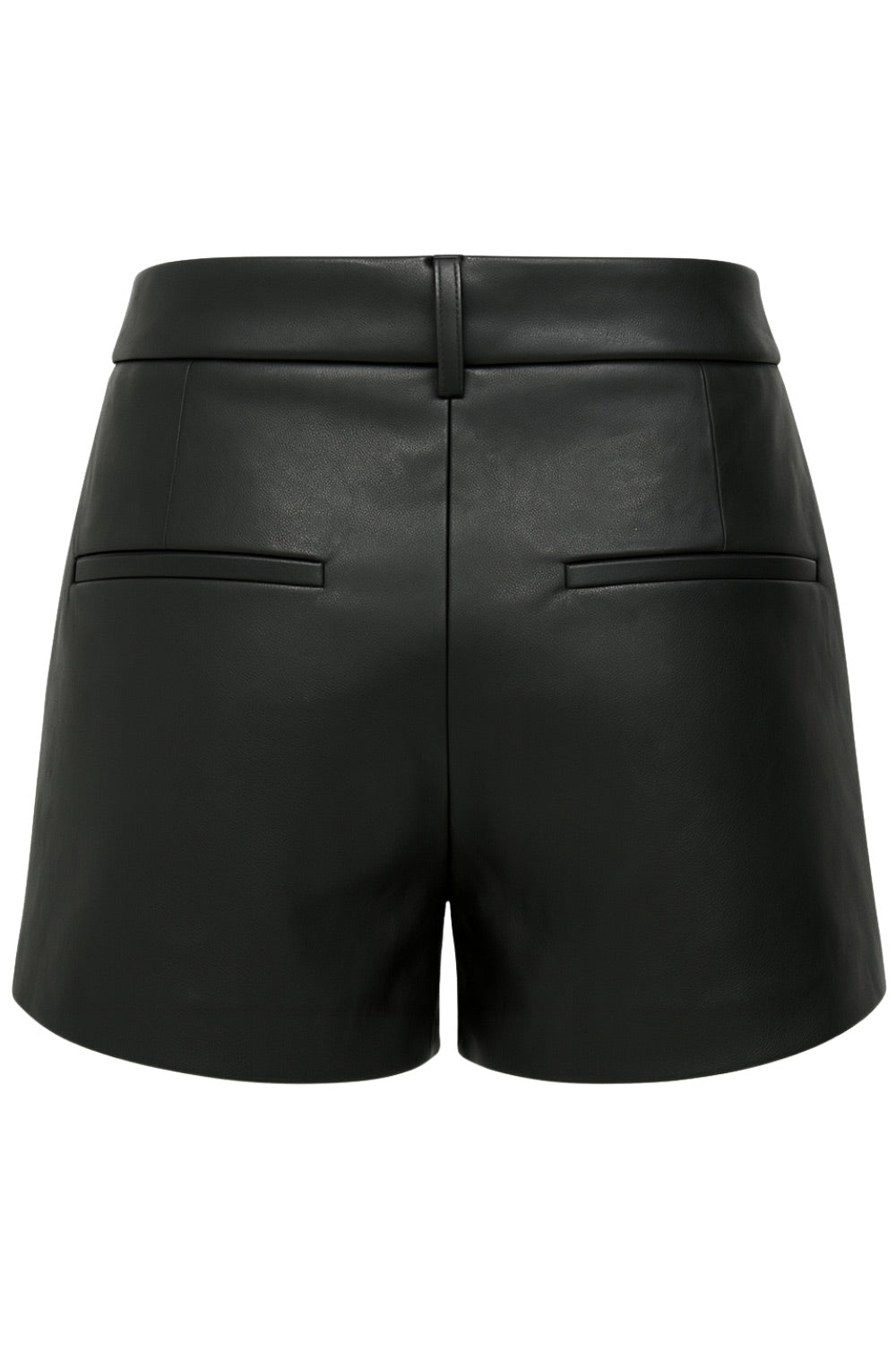 Short corto de efecto piel, fit recto, cintura alta con pretina y trabillas, pinzas frontales, bolsillos delanteros y vivos decorativos posteriores. Cierre frontal con broche y cremallera ocultos.