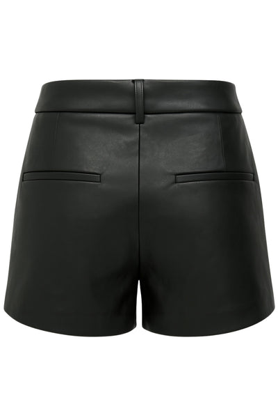 Short corto de efecto piel, fit recto, cintura alta con pretina y trabillas, pinzas frontales, bolsillos delanteros y vivos decorativos posteriores. Cierre frontal con broche y cremallera ocultos.