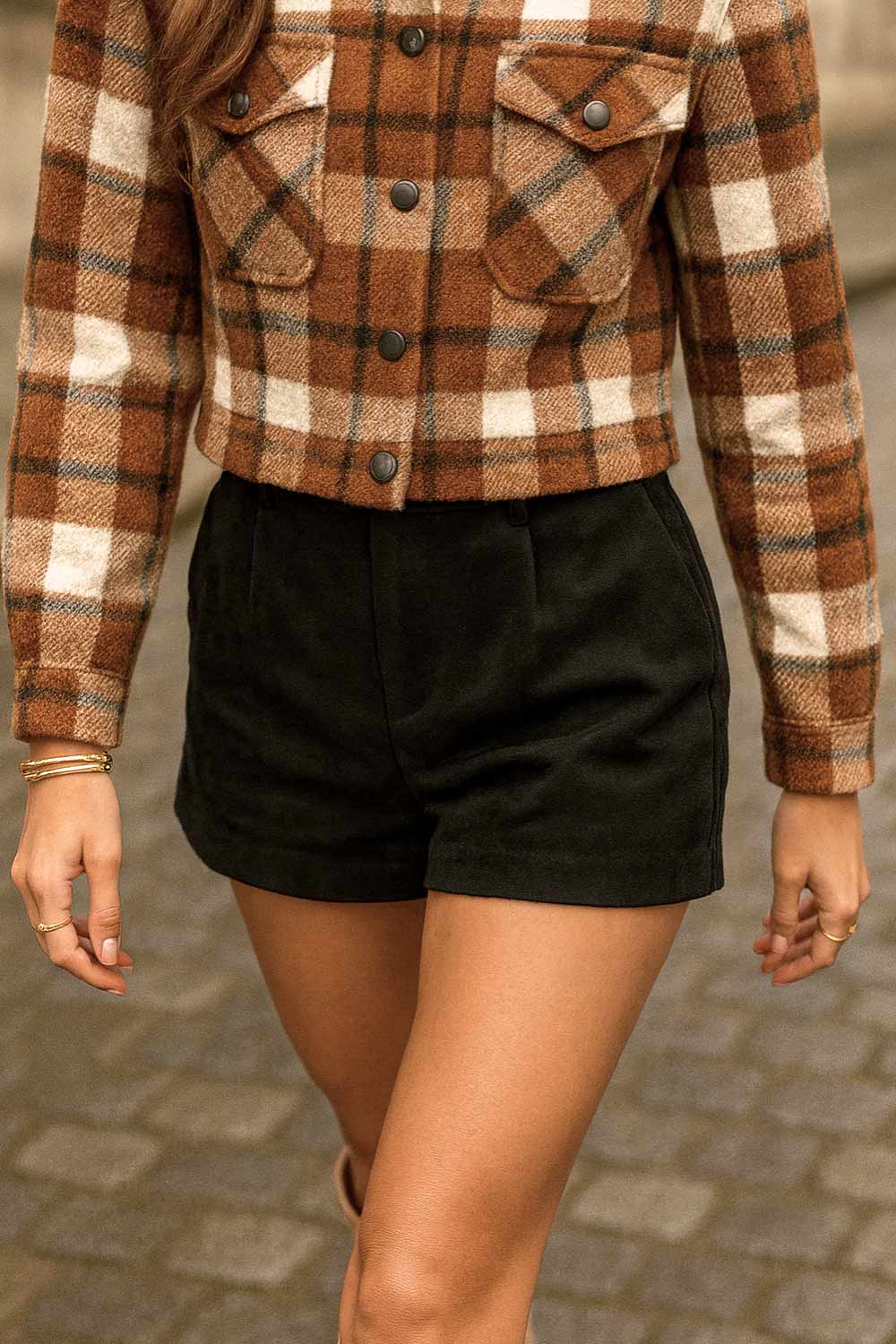 Short corto de gamuza, fit recto, cintura alta con pretina y trabillas, bolsillos delanteros y vivos decorativos posteriores. Detalle de pinzas frontales, cierre frontal con broche y cremallera ocultos.