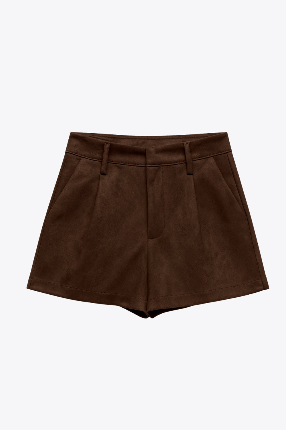 Short corto de gamuza, fit recto, cintura alta con pretina y trabillas, bolsillos delanteros y vivos decorativos posteriores. Detalle de pinzas frontales, cierre frontal con broche y cremallera ocultos.