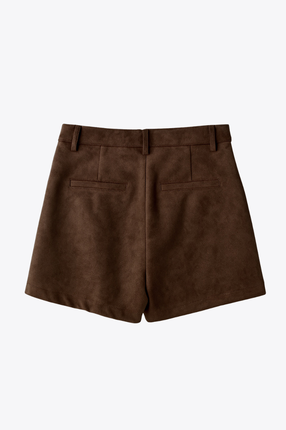 Short corto de gamuza, fit recto, cintura alta con pretina y trabillas, bolsillos delanteros y vivos decorativos posteriores. Detalle de pinzas frontales, cierre frontal con broche y cremallera ocultos.