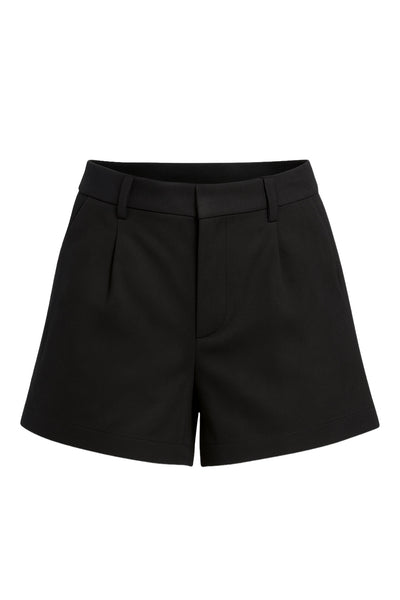 Short corto de gamuza, fit recto, cintura alta con pretina y trabillas, bolsillos delanteros y vivos decorativos posteriores. Detalle de pinzas frontales, cierre frontal con broche y cremallera ocultos.