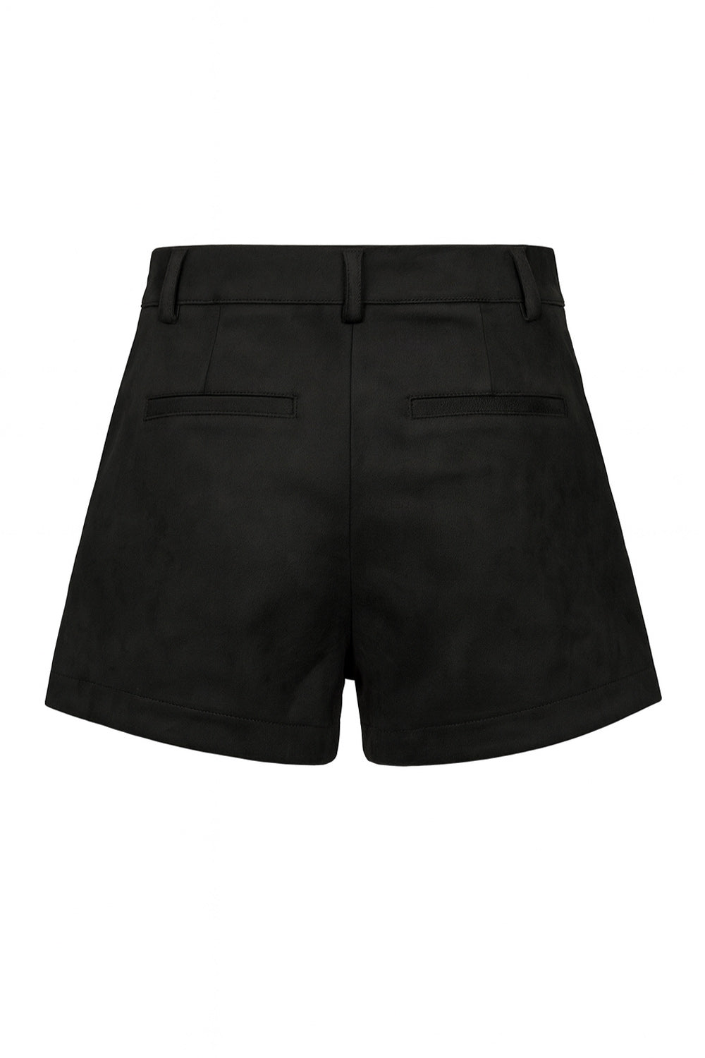 Short corto de gamuza, fit recto, cintura alta con pretina y trabillas, bolsillos delanteros y vivos decorativos posteriores. Detalle de pinzas frontales, cierre frontal con broche y cremallera ocultos.