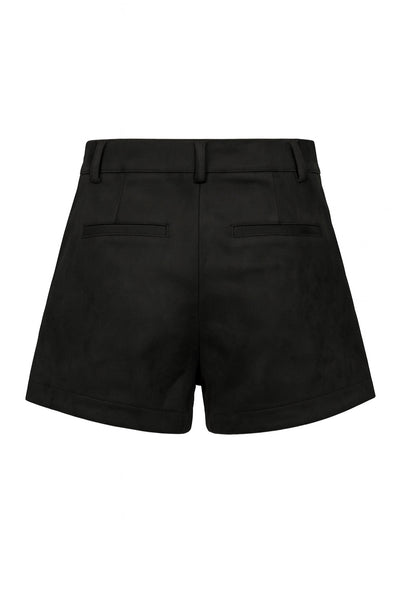 Short corto de gamuza, fit recto, cintura alta con pretina y trabillas, bolsillos delanteros y vivos decorativos posteriores. Detalle de pinzas frontales, cierre frontal con broche y cremallera ocultos.