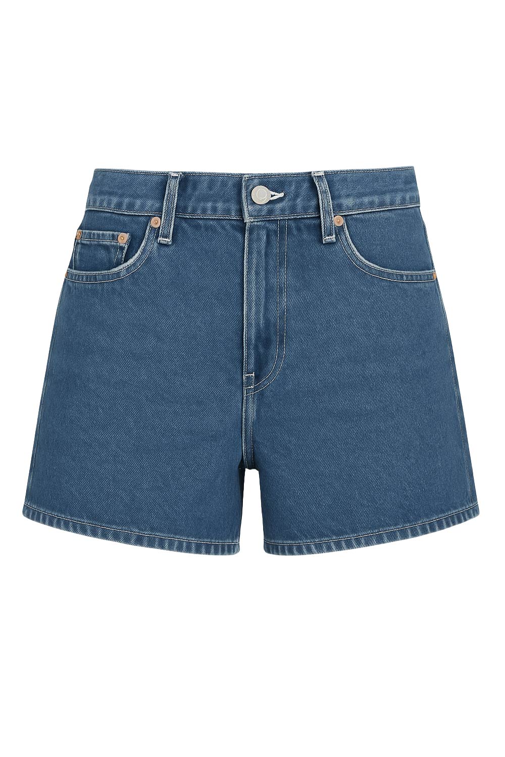 Shorts de denim, tiro alto con pretina y trabillas, bolsillos delanteros y traseros de parche. Cierre frontal con botón y cremallera oculta.